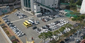 코로나19 우려에도 가득찬 교회 주차장