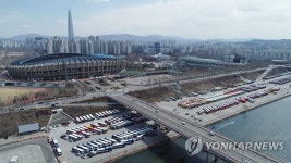 코로나19 여파, 탄천주차장 가득 메운 관광버스들