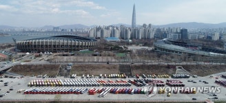 코로나19 여파, 탄천주차장 가득 메운 관광버스들