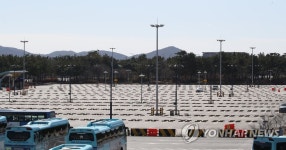 코로나19 여파로 텅 빈 인천공항 장기주차장