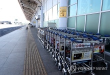 코로나19 여파로 한산한 김해공항 국제선 입구