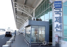 코로나19 여파로 한산한 김해공항 국제선 입구