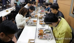 고창군청 구내식당에 설치된 투명 칸막이