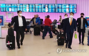 LA 공항에 도착한 한미 방위비 협상 한국 대표단