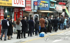 약국 앞 길게 선 대기줄