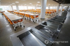 개학 연기에 텅 빈 초등학교 급식실