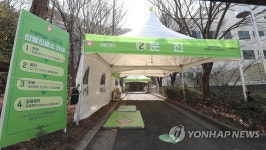 강풍에 멈춰 선 드라이브 스루 선별 진료소