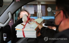 새 교과서도 드라이브 스루로 받으세요