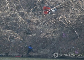 울산 추락헬기 기장은 산비탈 매달려 구조…부기장은 수색 중
