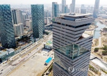 코로나19 확진자로 긴급 폐쇄된 인천 송도 G타워