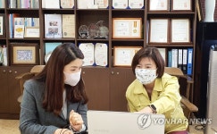 여성새로일하기센터 방문한 김희경 차관