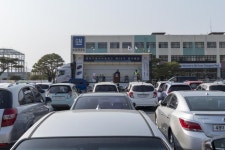 코로나19가 낳은 진풍경…승용차에 탄 채 정기총회 개최