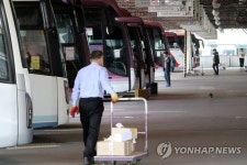 주차장 같은 고속버스 터미널