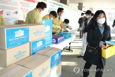 국민 안심 면마스크 구청 직원에게 배부