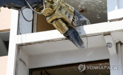 중장비 동원한 지진 피해 아파트 철거