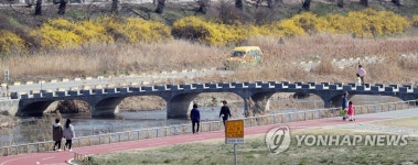 무심천변 산책하는 청주시민들