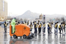 종로구청, 봄맞이 광화문광장 대청소