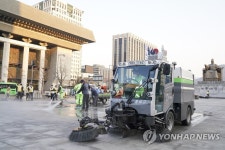 종로구청, 광화문광장 봄맞이 대청소