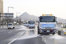 종로구청, 물청소 차량으로 봄맞이 대청소