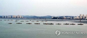군산 앞바다 차지한 실뱀장어 조업 어선