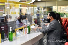 코로나19 예방…장성군청 민원창구에 투명 가림막
