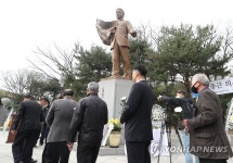 안중근 의사 동상에 헌화