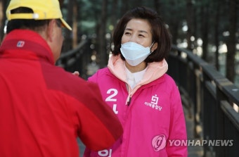 휴일 아침 인사 나선 미래통합당 나경원 후보