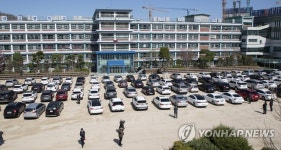 예배 차량으로 꽉 찬 주차장