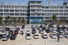 주차장에서 열리는 주일 예배