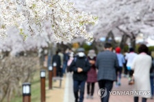 경주 보문단지 산책하는 관광객