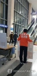 순천역 도착 승객에게 인사하는 김선동 후보