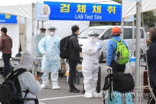 제주공항 워킹스루 진료소 가동…국외방문객 코로나19 검사