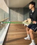 자가격리 손흥민, 홈트레이닝 공개…선명한 수술 자국