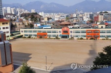 텅 빈 초등학교 운동장