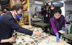 이낙연 국난극복위원장, 수원 못골시장 방문