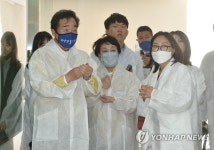 용인 GC녹십자의료재단 방문한 이낙연