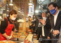 수원 못골시장 방문한 이낙연 국난극복위원장