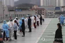 선별진료소가 된 병원 주차장