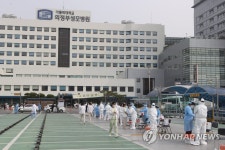 선별진료소가 된 병원 주차장