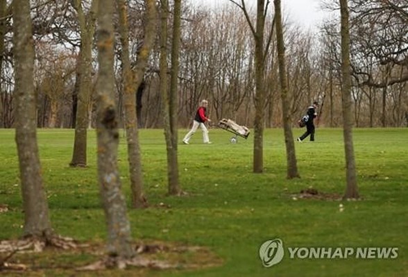 코로나19 확산에도 미국 골프장 74% '영업 중' | 포토뉴스