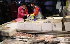 통인시장 상인과 인사하는 황교안 후보