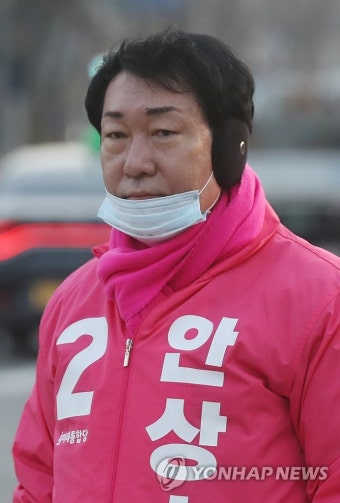 출근길 시민 지지 호소하는 안상수