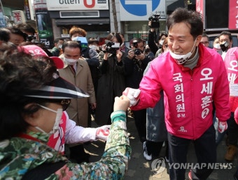 오세훈, 시민들과 '주먹 인사'