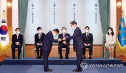 위촉장 받는 김용기 일자리위 부위원장