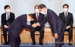 위촉장 받는 김용기 일자리위 부위원장