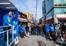 유세 활동하는 이낙연 후보