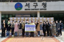 식품꾸러미 전달하는 광주 서구