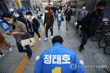 출근길 시민들에게 인사하는 정태호 후보