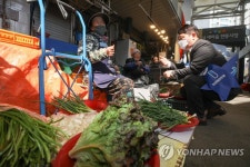 최재성, 새마을시장 상인들과 대화