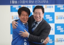 양정철, 이흥석 후보 포옹